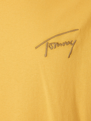 Tommy Jeans pánské hořčicové tričko SIGNATURE - L (ZFW)